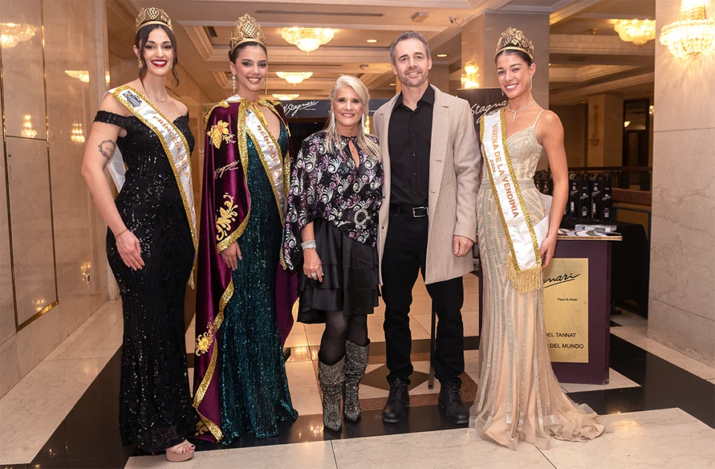 Sebastián Beltrame, reconocido como Influencer del Año 2025/2026, posa junto a Virginia Moreira, presidenta del jurado, y las representantes de la Vendimia H. Stagnari: Emilia Tort, Mariana Ravera y Valentina Sención, durante los Influencers Awards en Uruguay.