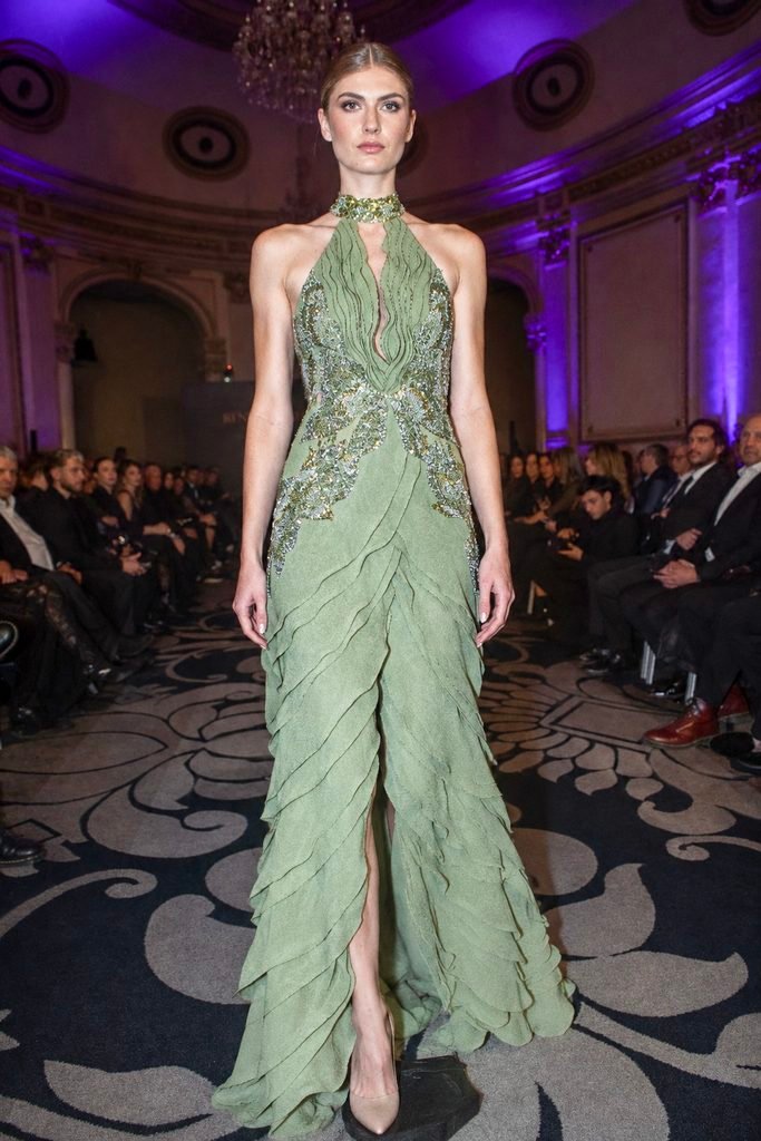 Nicolás Osano abrió el desfile Renato Papiccio Runway 2026 y representó a la alta costura uruguaya 1 Modelo con vestido verde de Nicolás Osano en el Renato Papiccio Runway del Sofitel Carrasco