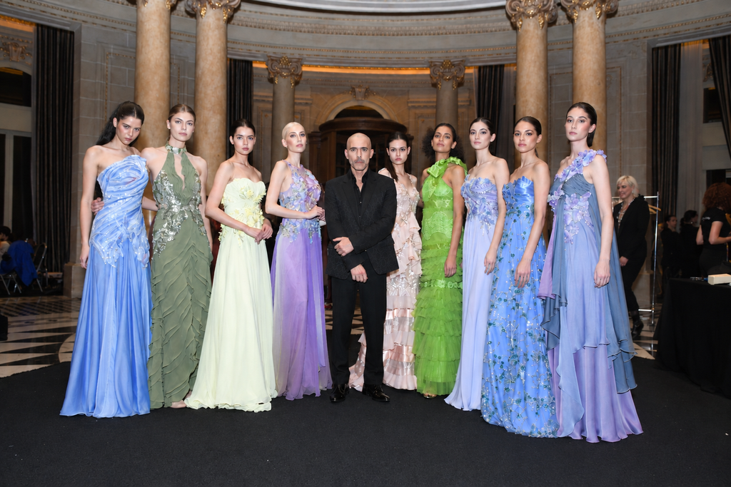 Nicolás Osano abrió el desfile Renato Papiccio Runway 2026 y representó a la alta costura uruguaya 3 Nicolás Osano con sus modelos en el backstage del Renato Papiccio Runway en el Sofitel Montevideo Casino Carrasco
