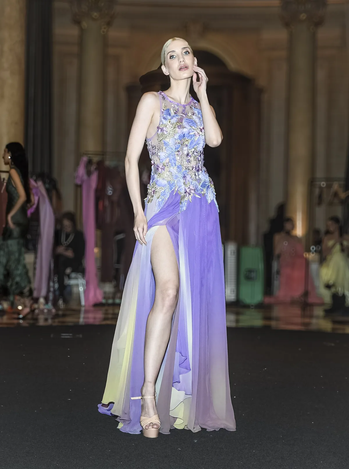 Nicolás Osano abrió el desfile Renato Papiccio Runway 2026 y representó a la alta costura uruguaya 6 Backstage del Renato Papiccio Runway: la modelo Ludmila Fadon con un vestido lila de Nicolás Osano