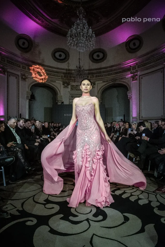 Nicolás Osano abrió el desfile Renato Papiccio Runway 2026 y representó a la alta costura uruguaya 2 Renato Papiccio Runway: Luna Bauzán desfila con vestido rosa y capa de Nicolás Osano en el Sofitel Carrasco