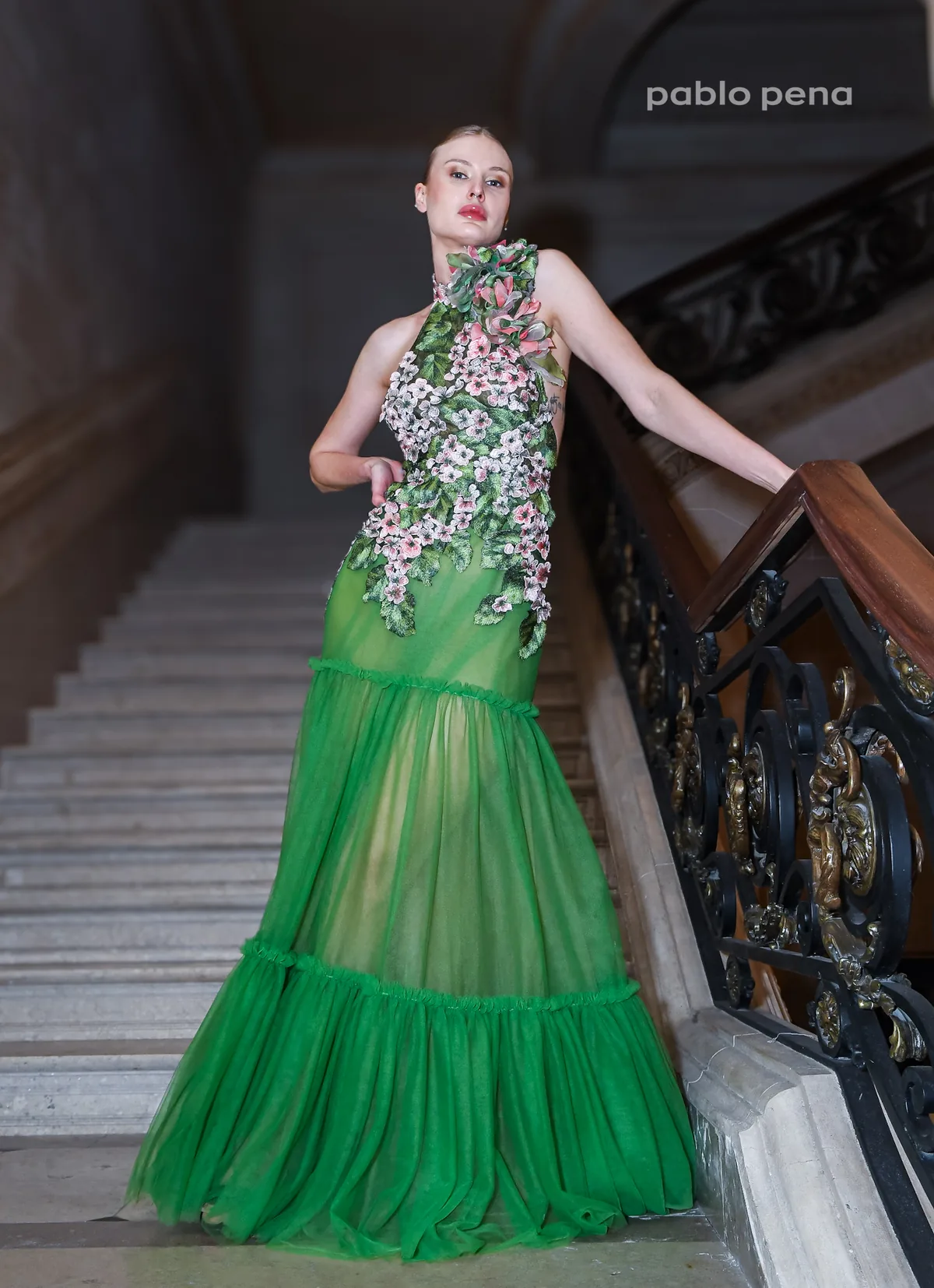 Nicolás Osano abrió el desfile Renato Papiccio Runway 2026 y representó a la alta costura uruguaya 5 Renato Papiccio Runway: vestido verde con flores bordadas de Nicolás Osano en la escalera del Sofitel Carrasco